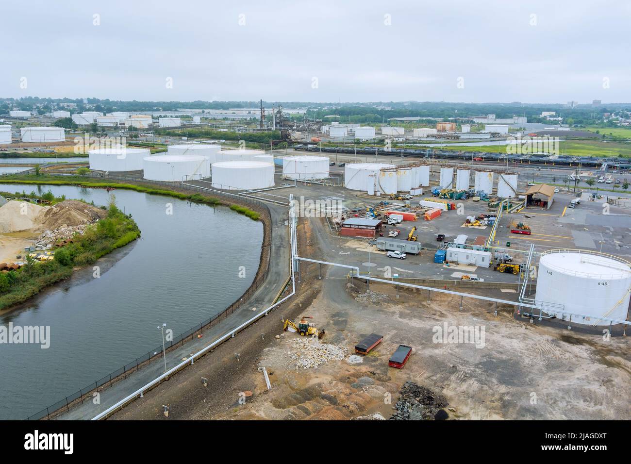Raffinerie petrolio su stoccaggio petrolio greggio serbatoio petrolchimico industriale Foto Stock