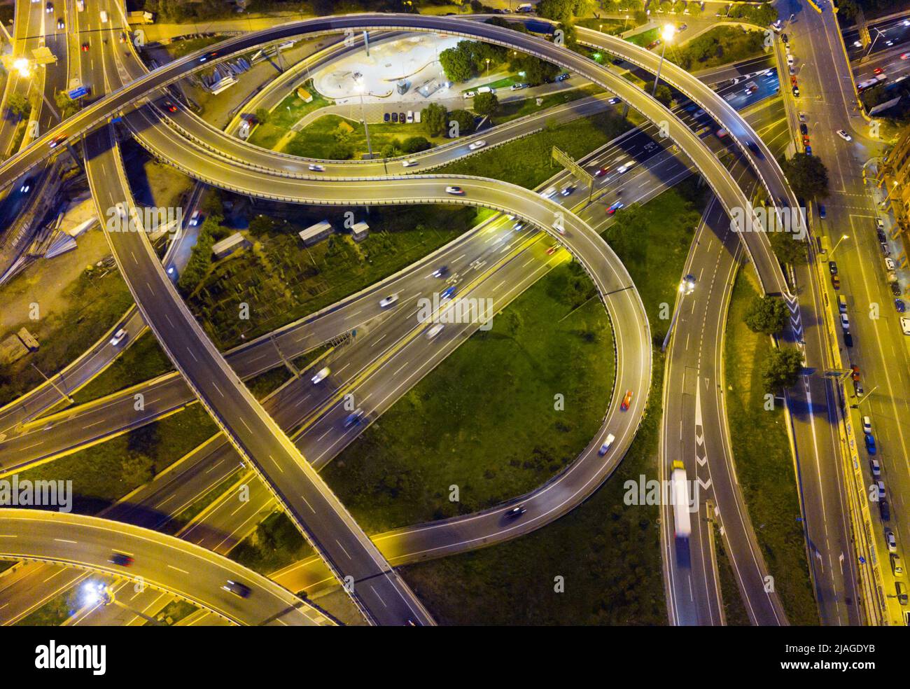 Vista aerea della separazione stradale di notte Foto Stock