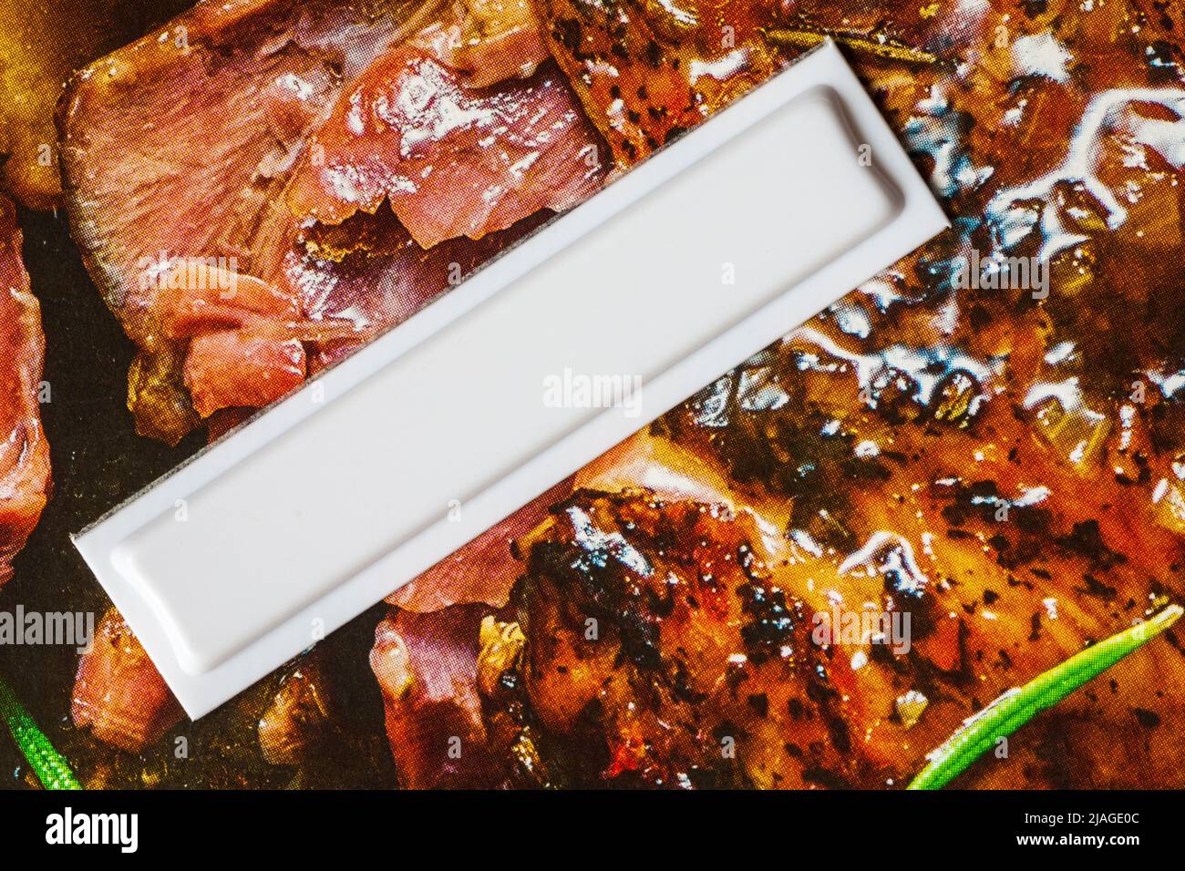 Etichetta di sicurezza sulla scatola di stinco di agnello britannico lento cotto da M&S. Foto Stock