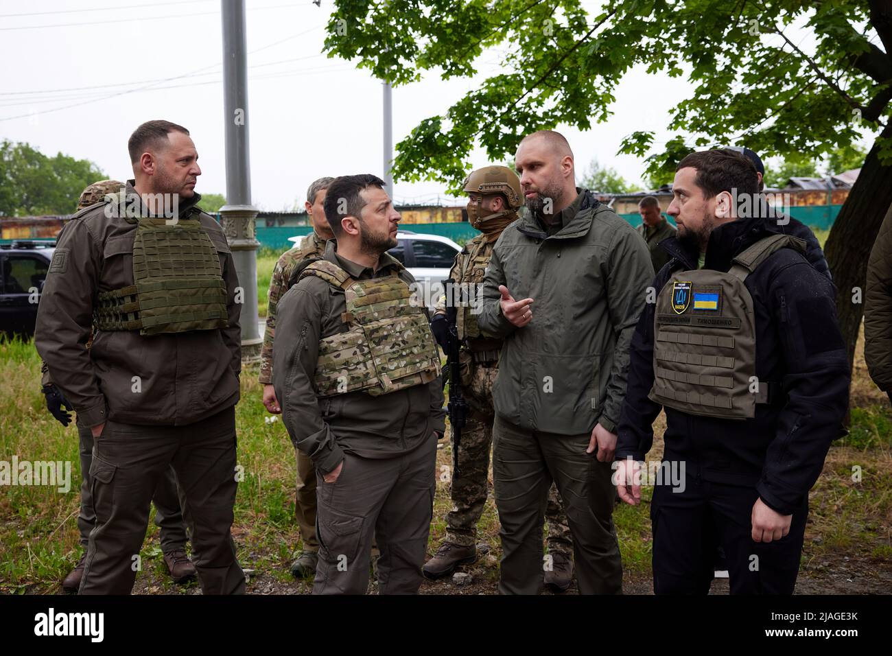 Il Presidente dell'Ucraina, Volodymyr Zelensky, ha visitato le posizioni di primo piano dell'esercito ucraino durante un viaggio di lavoro nella regione di Kharkiv. Il capo di Stato si è familiarizzato con la situazione operativa nell'area di responsabilità delle unità interessate. Volodymyr Zelensky ha consegnato premi e doni di Stato ai militari, e ha parlato con i difensori dell'Ucraina. "Desidero ringraziare ciascuno di voi per il vostro servizio. Rischiate la vostra vita per tutti noi e per il nostro stato. Grazie per aver difeso l'indipendenza dell'Ucraina. Prenditi cura di te stesso!" Il Presidente ha detto. Foto Stock