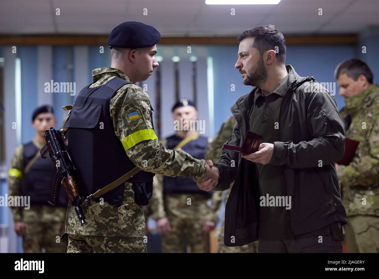 Il Presidente dell'Ucraina, Volodymyr Zelensky, ha visitato le posizioni di primo piano dell'esercito ucraino durante un viaggio di lavoro nella regione di Kharkiv. Il capo di Stato si è familiarizzato con la situazione operativa nell'area di responsabilità delle unità interessate. Volodymyr Zelensky ha consegnato premi e doni di Stato ai militari, e ha parlato con i difensori dell'Ucraina. "Desidero ringraziare ciascuno di voi per il vostro servizio. Rischiate la vostra vita per tutti noi e per il nostro stato. Grazie per aver difeso l'indipendenza dell'Ucraina. Prenditi cura di te stesso!" Il Presidente ha detto. Foto Stock