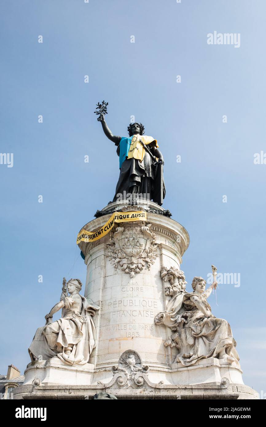 Monumento della Repubblica francese con bandiera Ucraina al posto della Repubblica a Parigi Foto Stock
