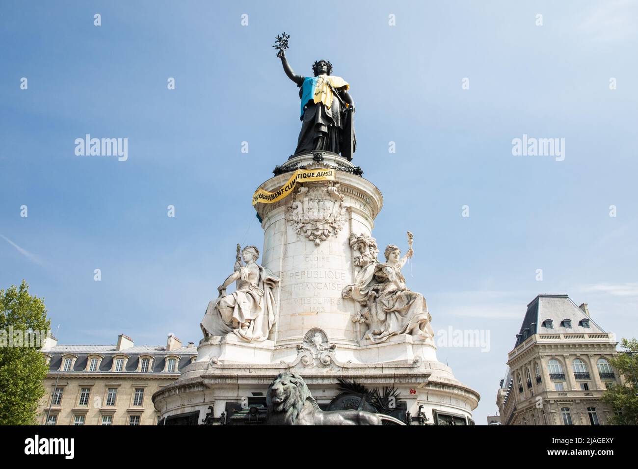 Monumento della Repubblica francese con bandiera Ucraina al posto della Repubblica a Parigi Foto Stock