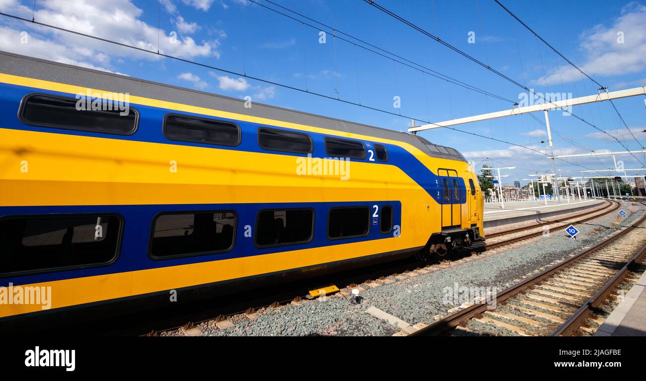 Dutch treni Intercity presso la piattaforma di una stazione ferroviaria nei Paesi Bassi. Foto Stock