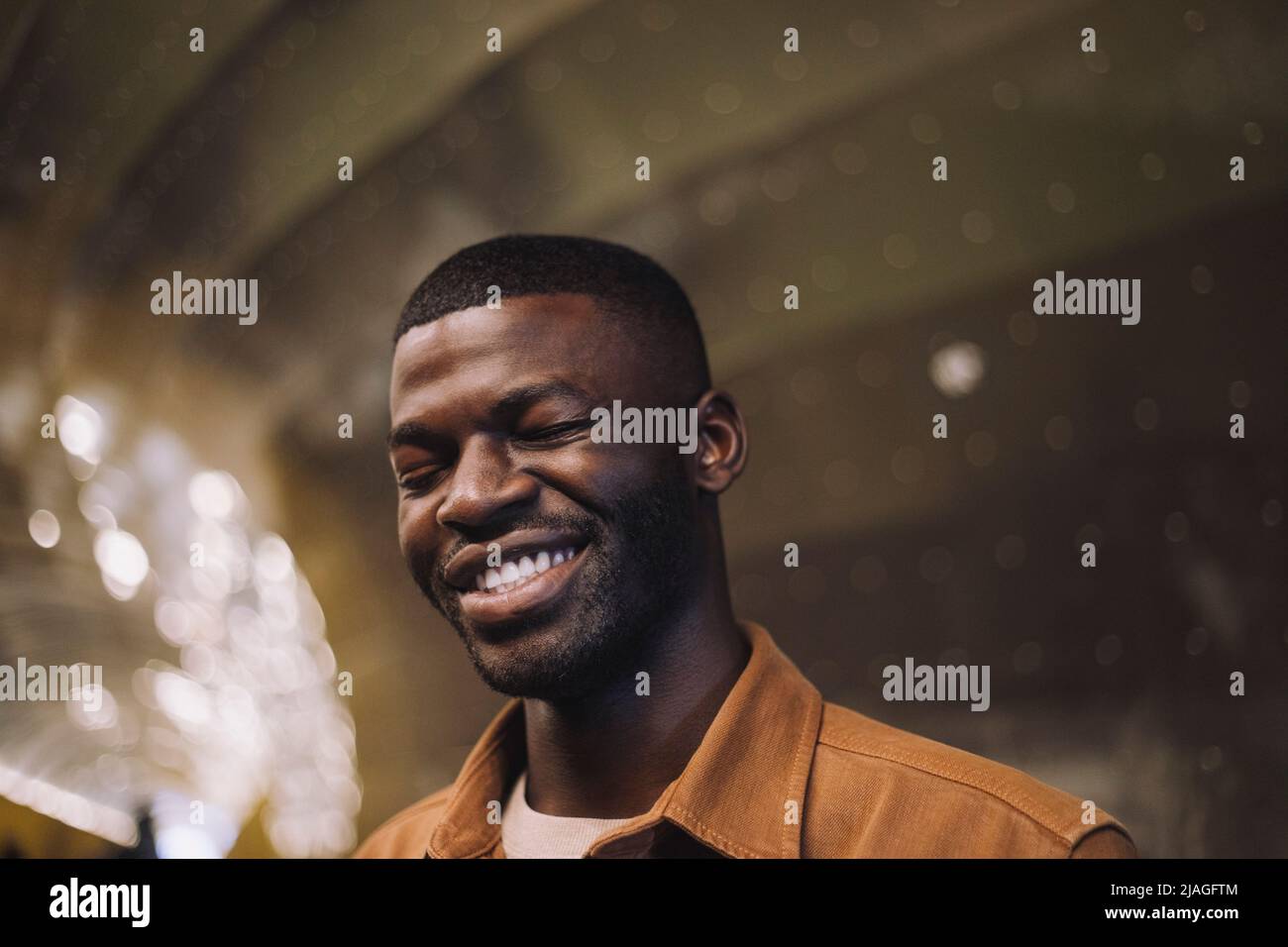 Sorridente giovane con gli occhi chiusi nel tunnel Foto Stock