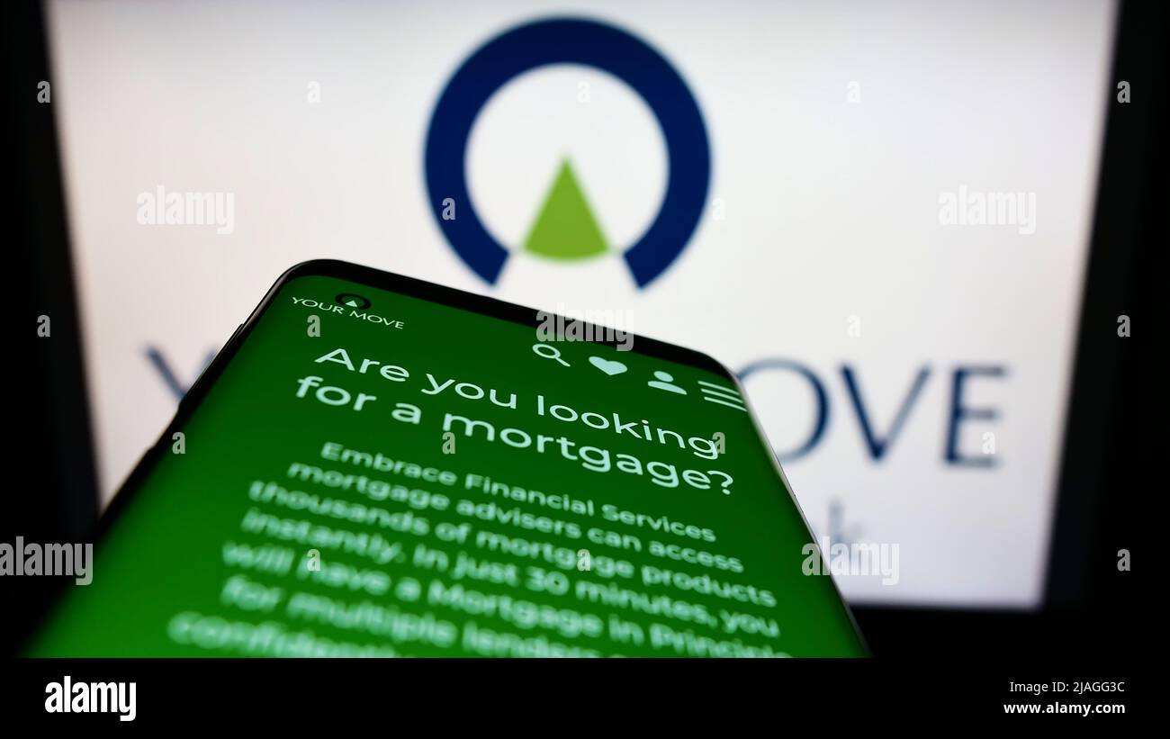 Telefono cellulare con pagina web della compagnia britannica Your-Move.co.uk Limited sullo schermo di fronte al logo business. Mettere a fuoco sulla parte superiore sinistra del display del telefono. Foto Stock