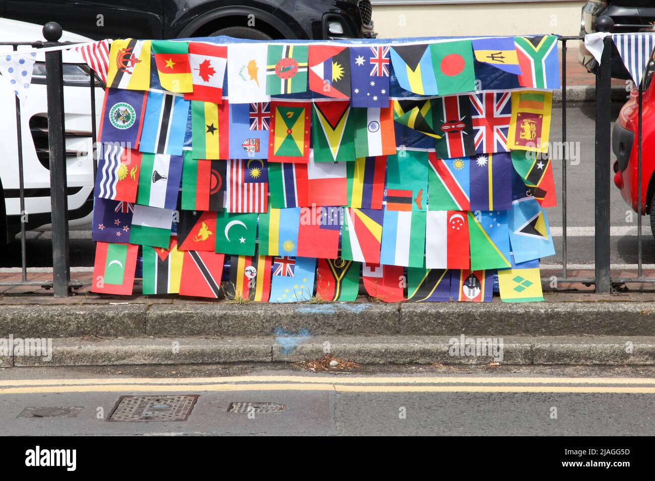 Bandiere del commonwealth Display, Craddock's Parade, Ashtead, Surrey, Inghilterra, REGNO UNITO, 2022 Foto Stock