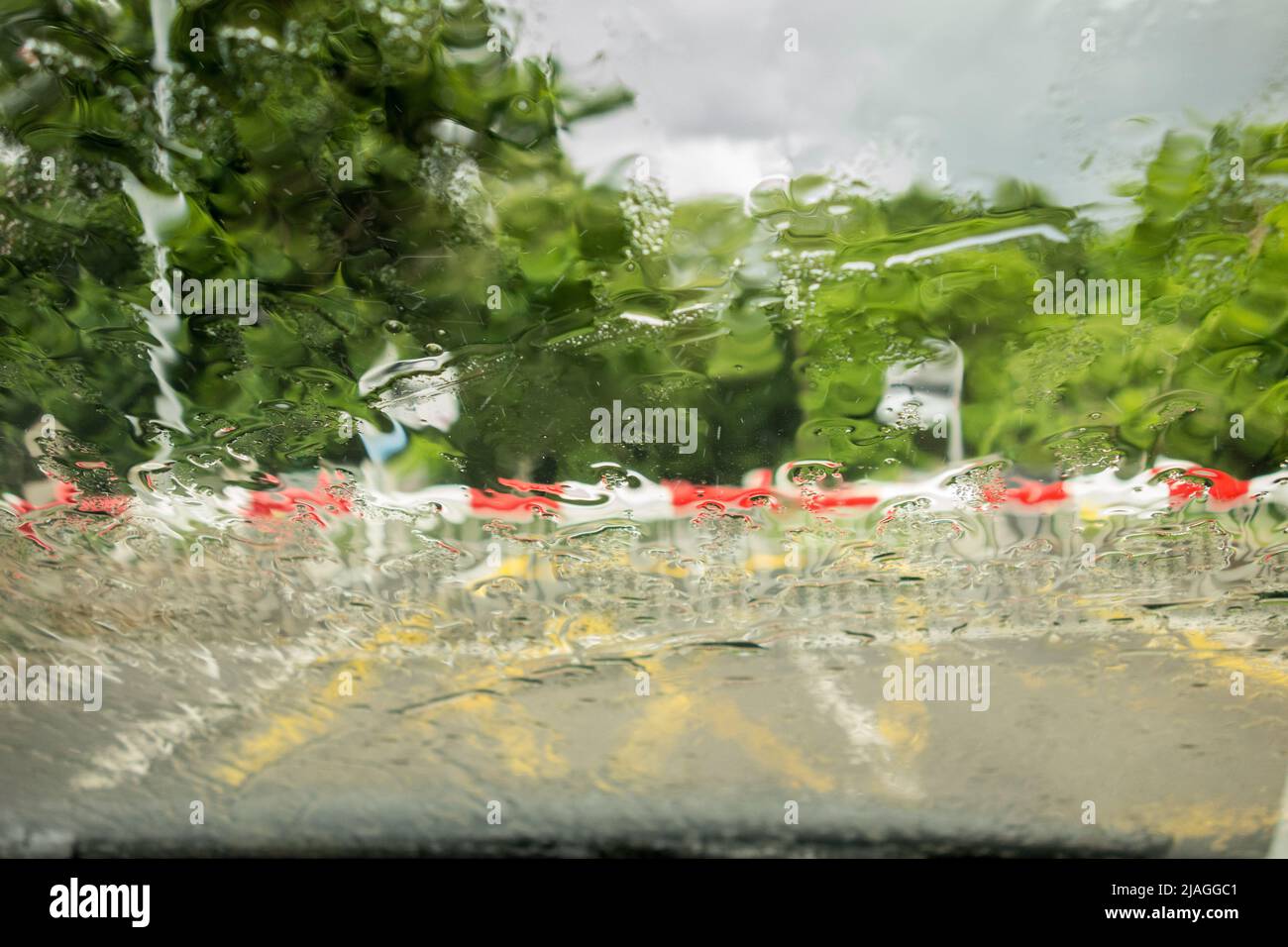La pioggia battente oscura parzialmente il livello Vine Road di Network Rail che attraversa le barriere, Barnes, Londra sud-occidentale, Inghilterra, Regno Unito Foto Stock