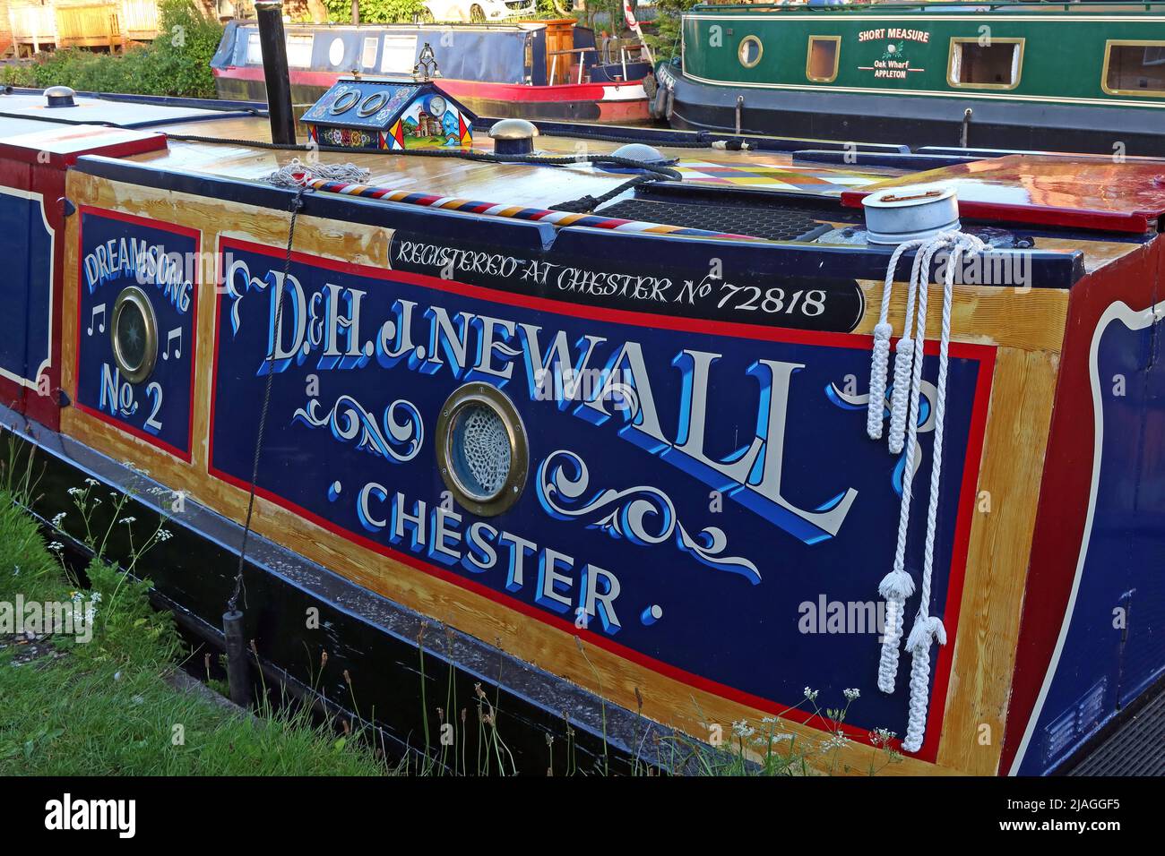 nave da crociera con chiatta sul canale ormeggiata a Stockton Heath, Warrington, on the Bridgewater, Dreamsong NO2, 72818, DHJ Newall, Chester Foto Stock