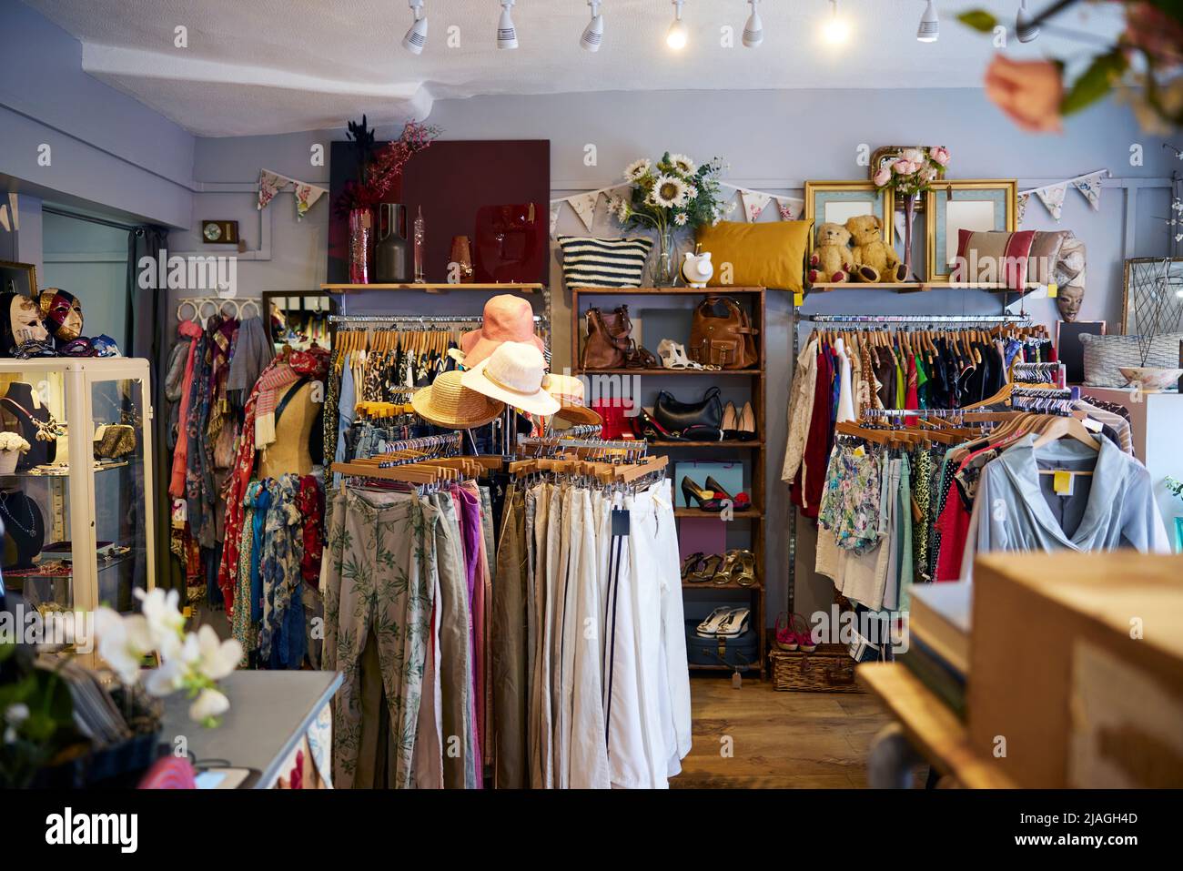 Interno del negozio di beneficenza o del negozio di Thrift che vende i vestiti usati e sostenibili e i beni della casa Foto Stock