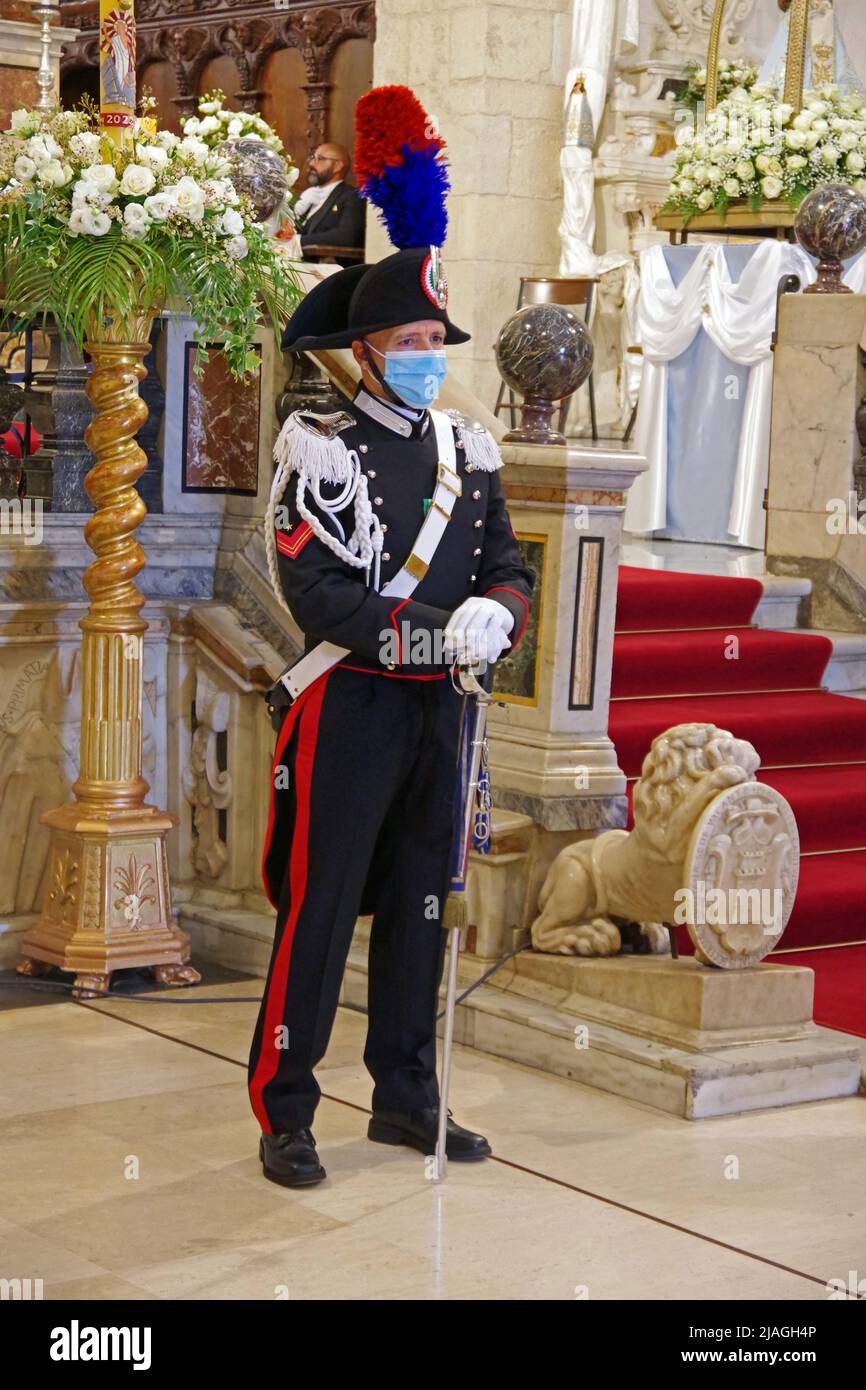 Un Carabiniere, soldato tradizionale italiano in uniforme di gala durante  una cerimonia religiosa a Sassari, Sardegna, Italia Foto stock - Alamy