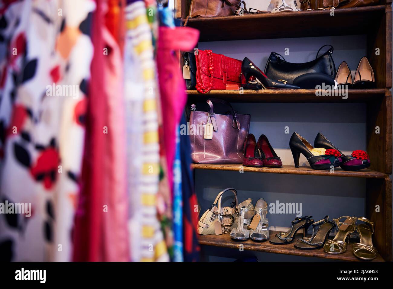 Interno del negozio di beneficenza o del negozio di Thrift vendere le scarpe e le borse di abbigliamento usate e sostenibili Foto Stock