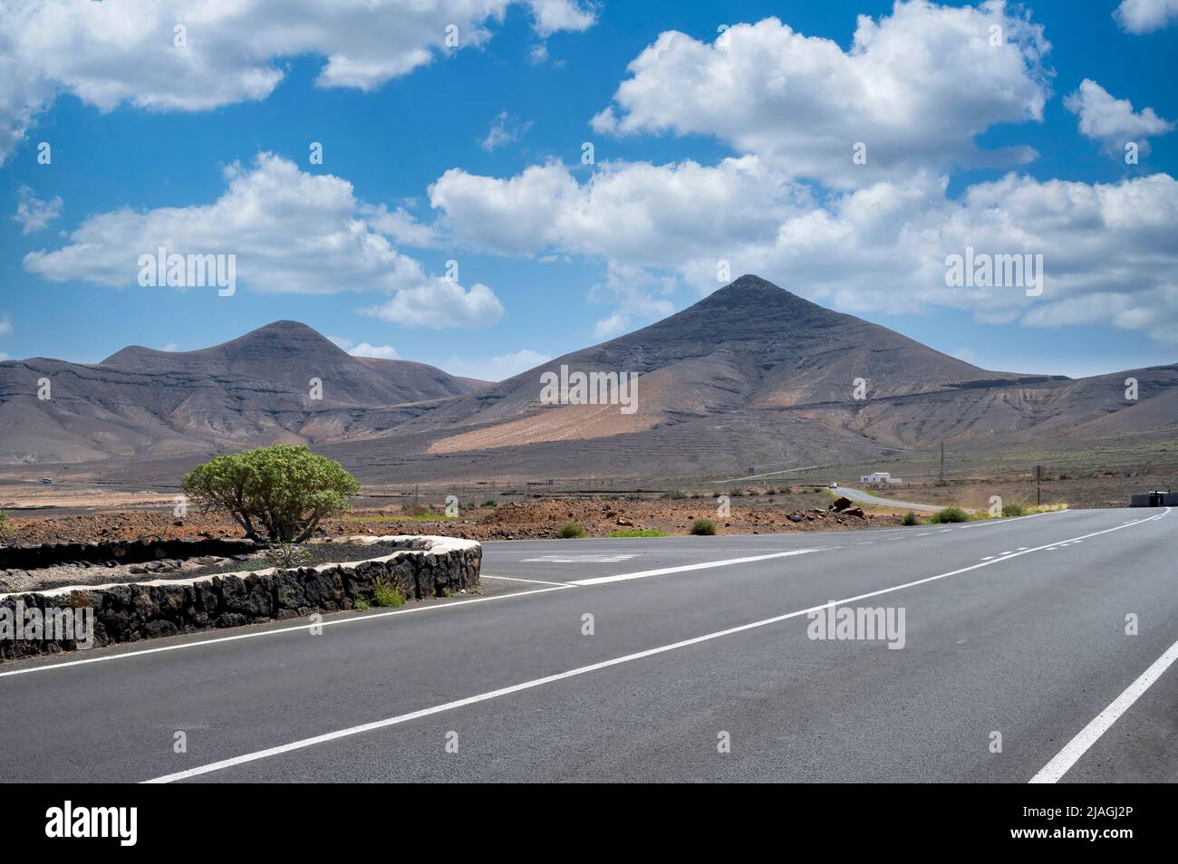 Vista verso diversi vulcani attualmente dormienti, a Fuerteventura, Isole Canarie, Spagna Foto Stock