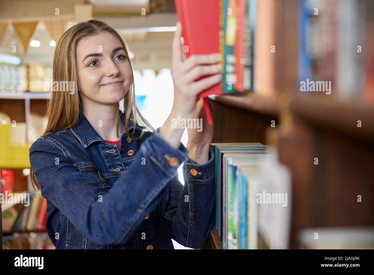 Giovani Donne o studenti che esplorano i libri in Book Store Foto Stock