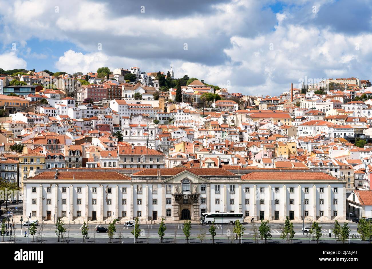 Il porto e la città di Lisbona, Portogallo, visto dal terminal delle crociere di Lisbona sul fiume Tago Foto Stock