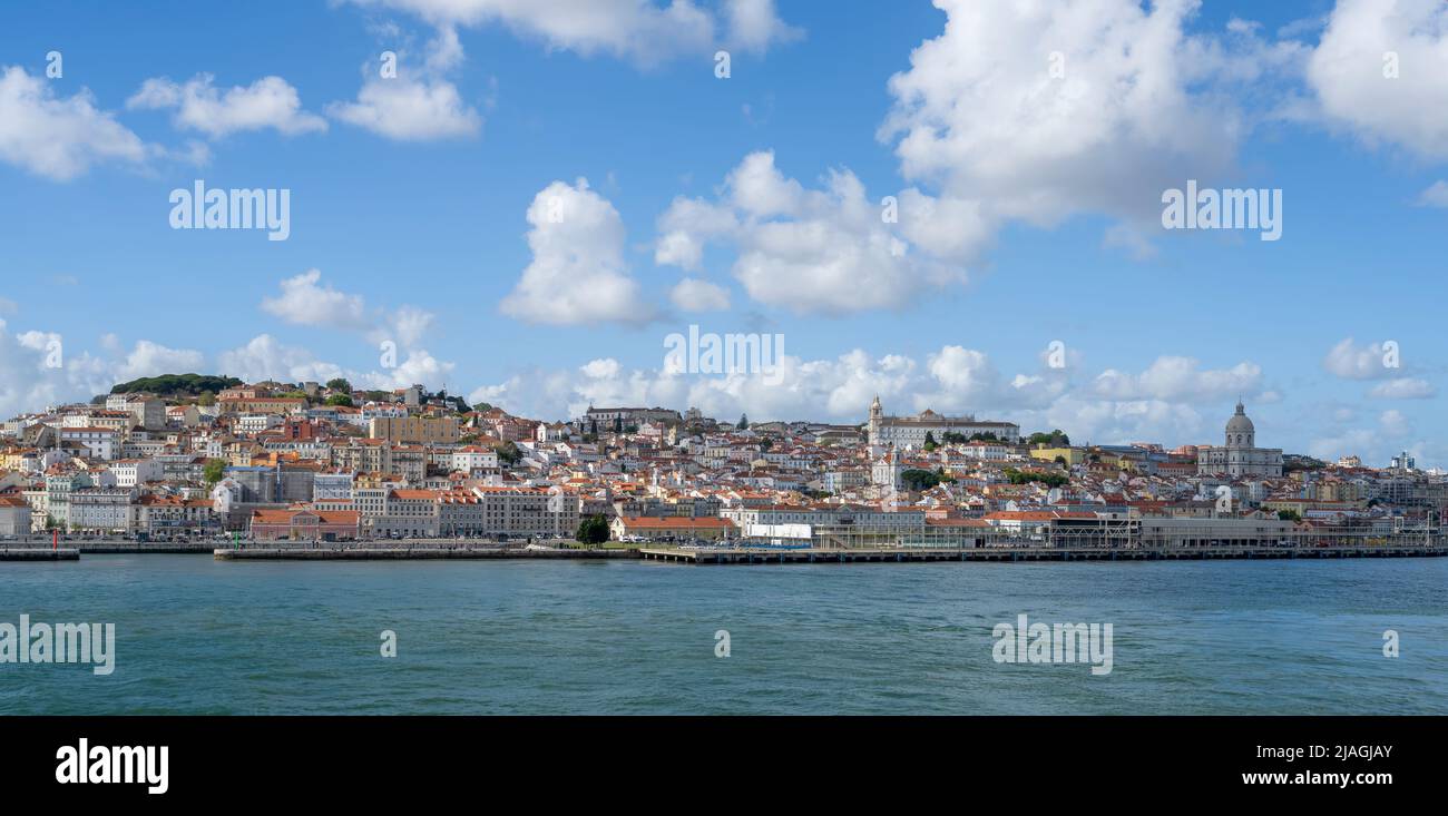 Il porto e la città di Lisbona, Portogallo, crogiolarsi al sole, come visto dal terminal delle navi da crociera di Lisbona sul fiume Tago Foto Stock