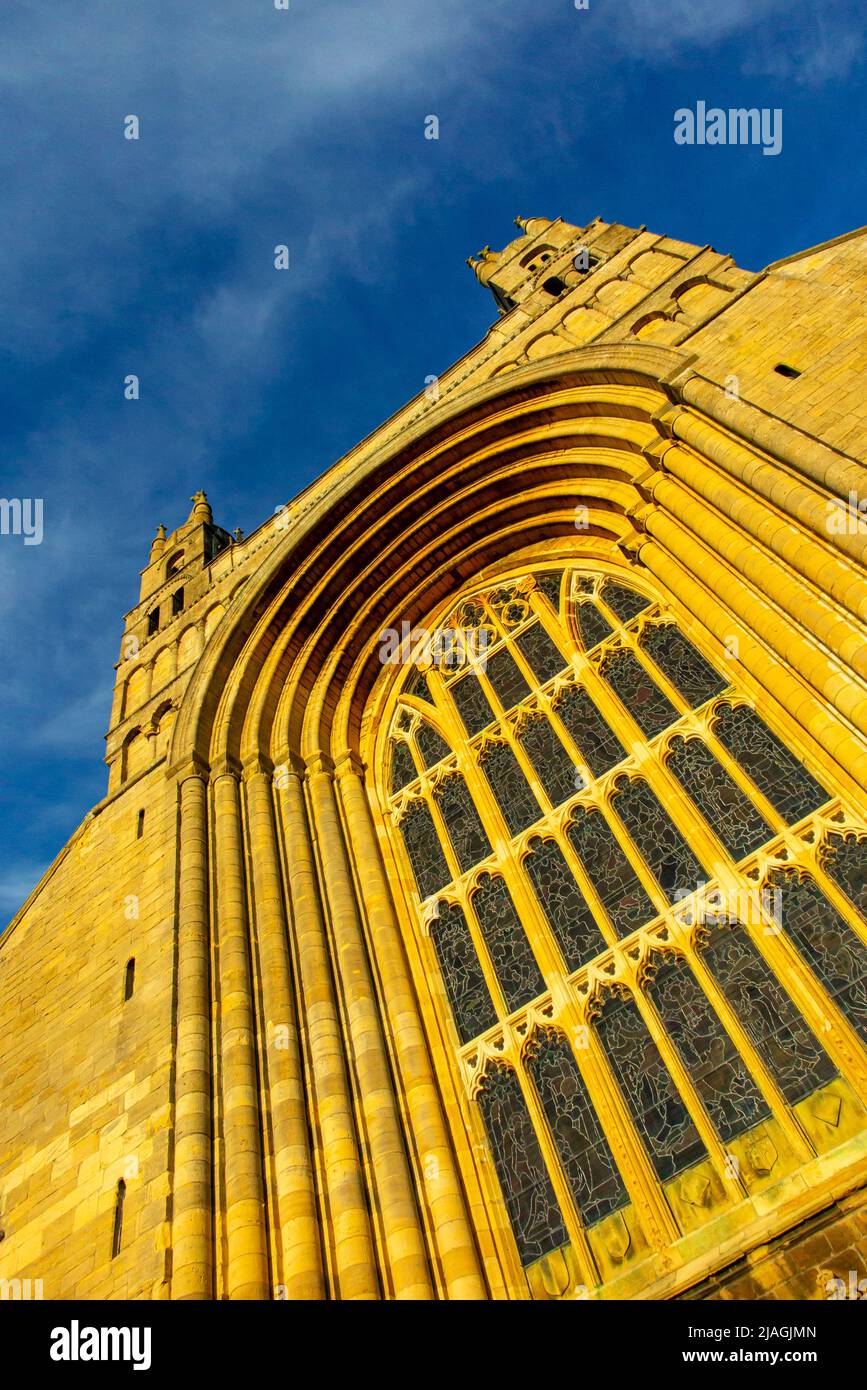 La finestra ovest a Tewkesbury Abbey un edificio medievale in Gloucestershire Inghilterra Regno Unito con cielo blu dietro. Foto Stock
