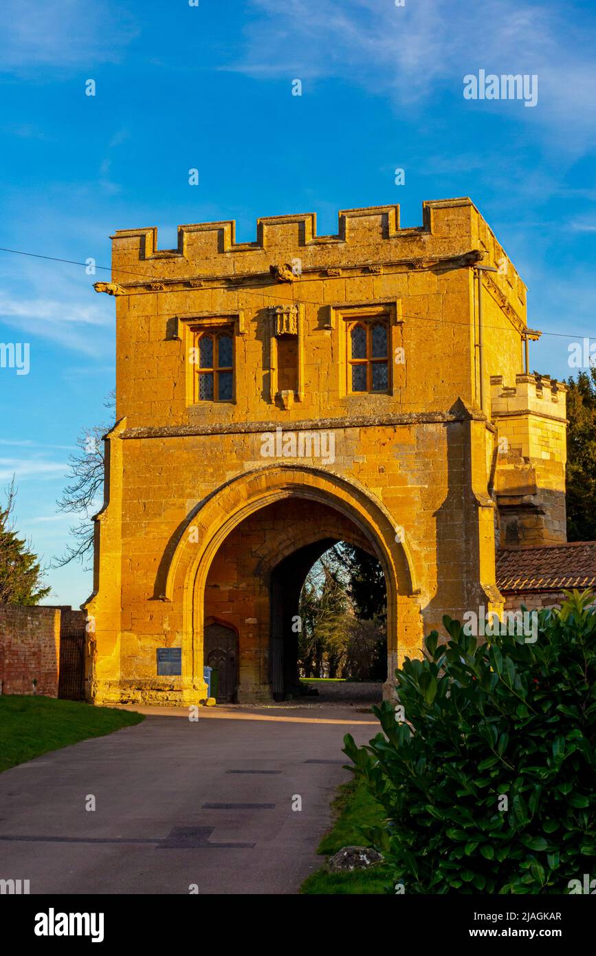 Tewkesbury Abbey Gatehouse a Gloucestershire Inghilterra UK costruito nel c1500 in pietra e ora alloggi per vacanze di proprietà del Landmark Trust. Foto Stock