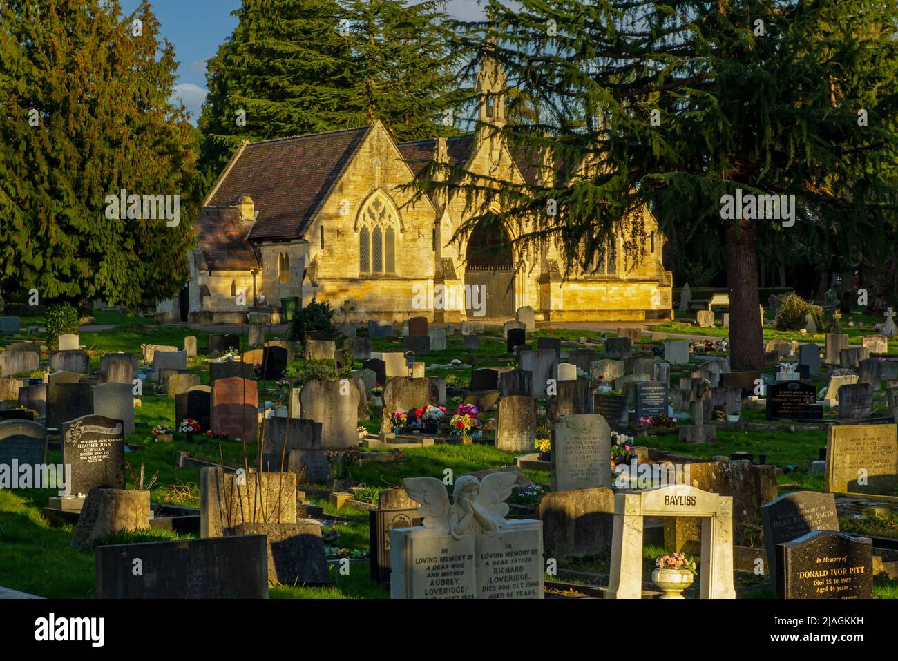 Ammira le lapidi verso l'edificio della cappella nel cimitero di Tewkesbury Gloucestershire Inghilterra UK, aperto nel 1857. Foto Stock