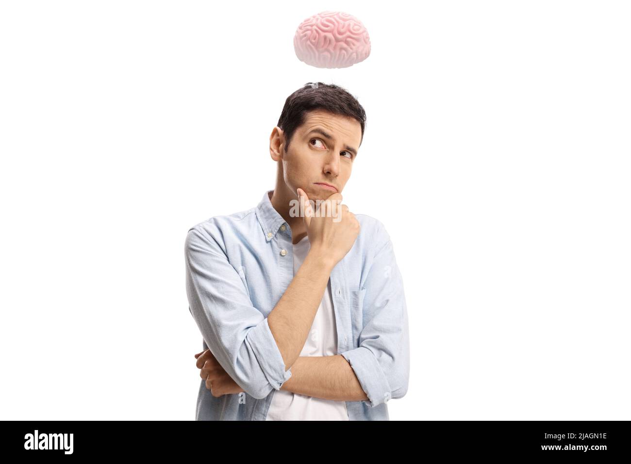 Giovane uomo casual con un cervello sopra la testa isolato su sfondo blu Foto Stock