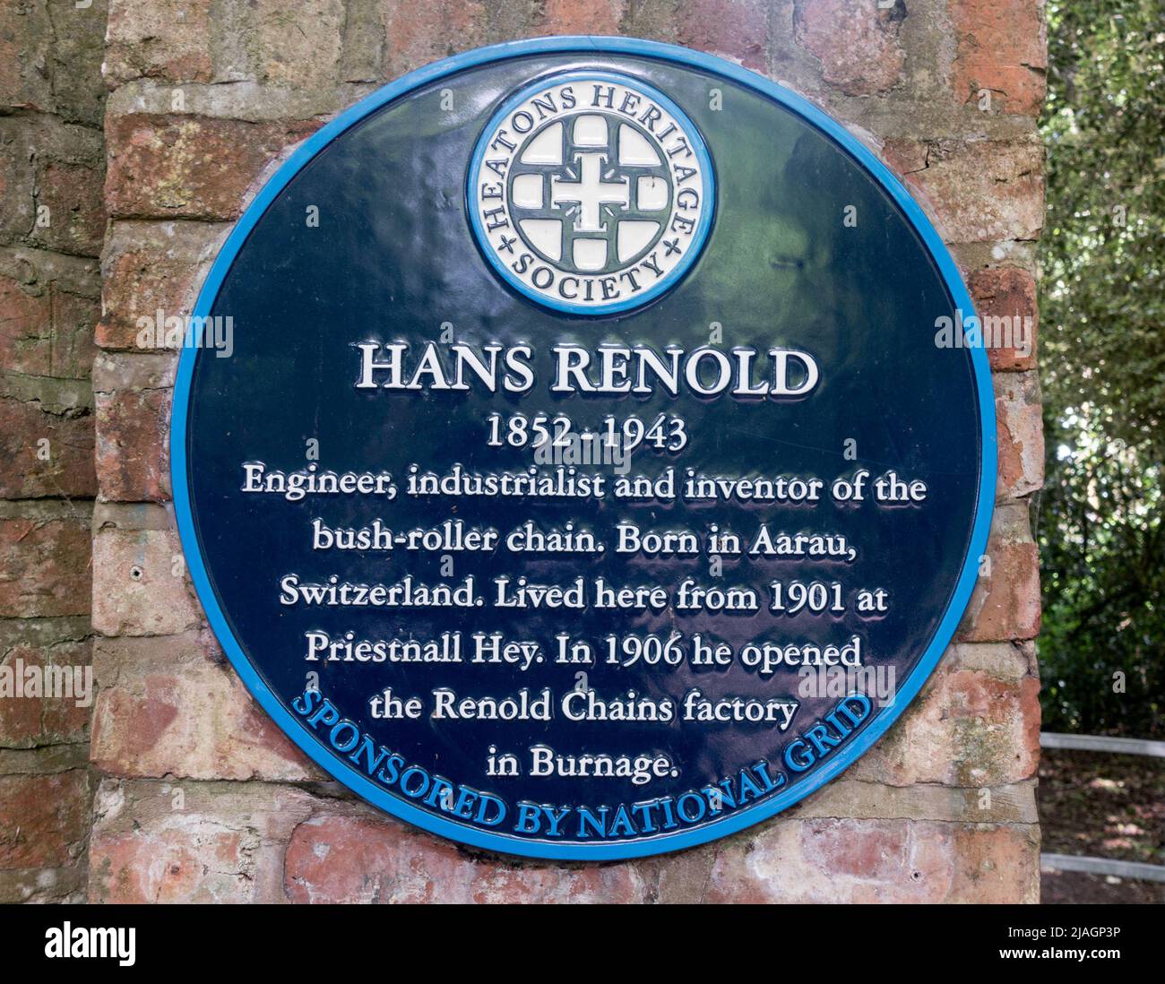 Targa blu che celebra la vita di Hans Renold, inventore della catena a rulli, a Heaton Mersey, Stockport, Manchester, Regno Unito Foto Stock