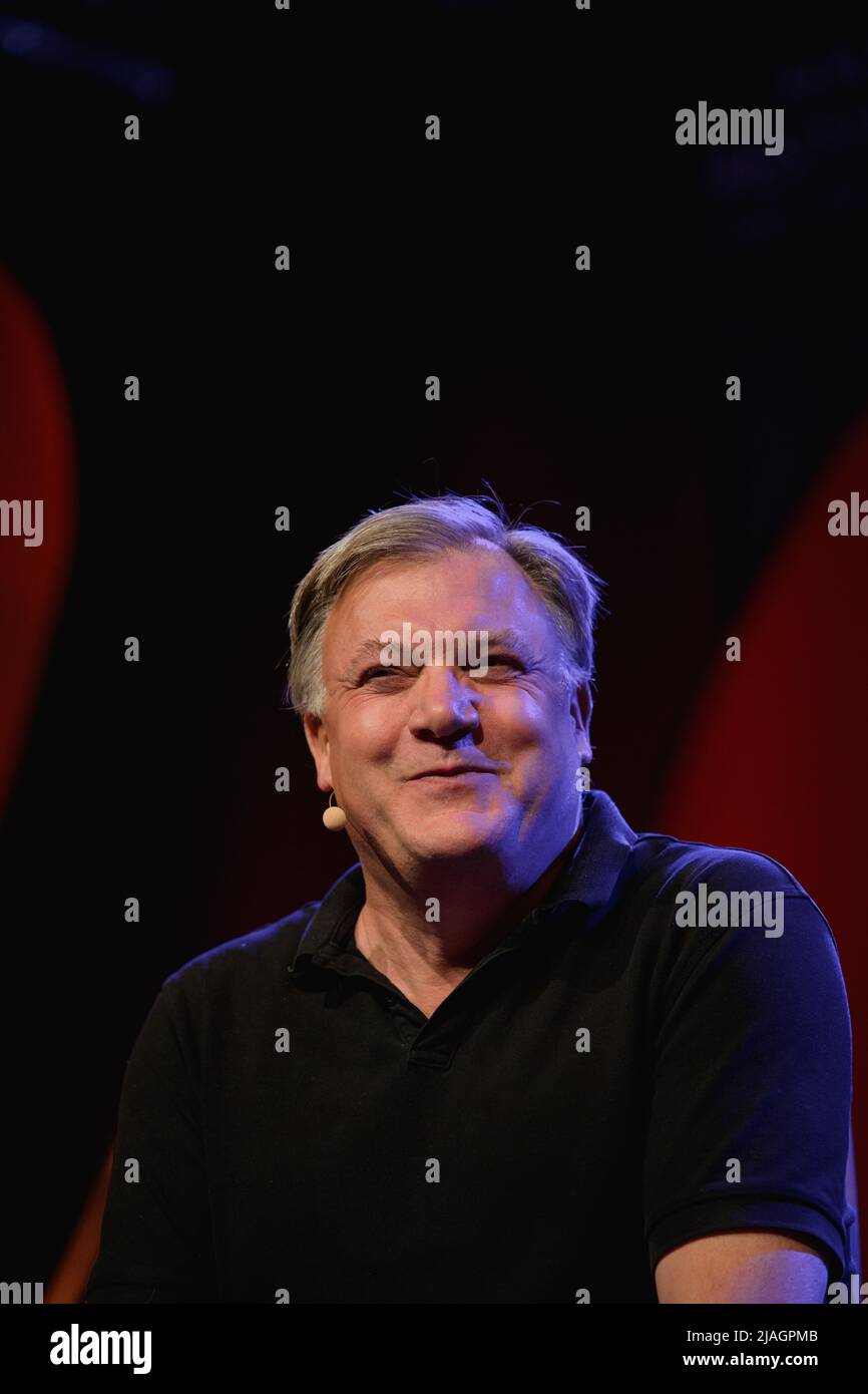 Hay-on-Wye, Galles, Regno Unito. 30th maggio 2022. Ed Balls parla con Natalie Haynes al Festival Hay 2022, Galles. Credit: Sam Hardwick/Alamy. Foto Stock