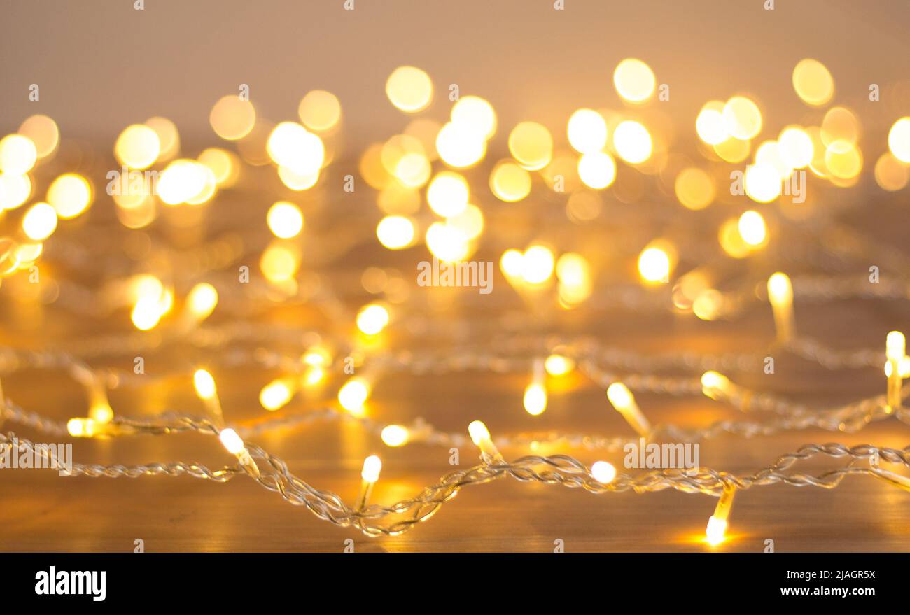 Garland di luci gialle. Sfocatura. Sfondo. Foto Stock