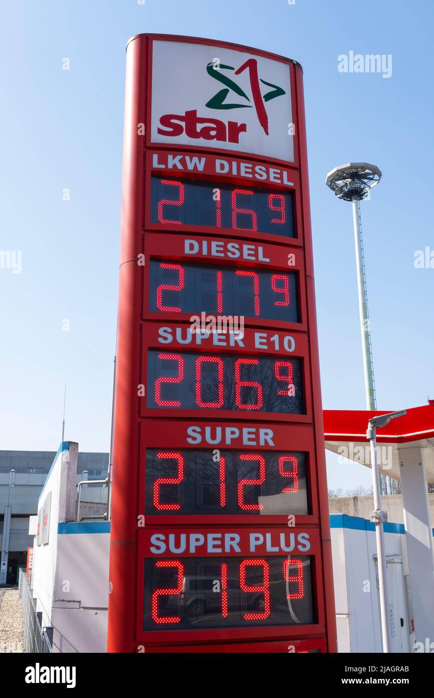 Segno di prezzo benzina oltre due Euro Foto Stock