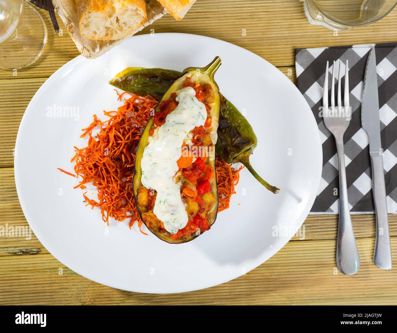 Vista dall'alto di melanzane al forno con verdure e salsa tzatziki Foto Stock