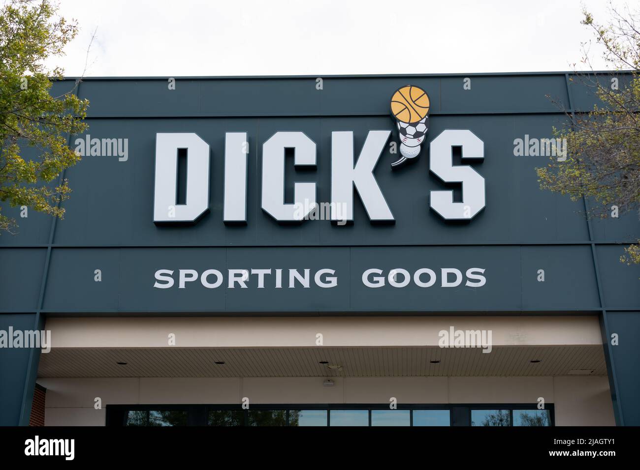Houston, Texas, USA - 5 gennaio 2022: Primo piano del cartello del negozio di articoli sportivi Dick's sull'edificio. Foto Stock