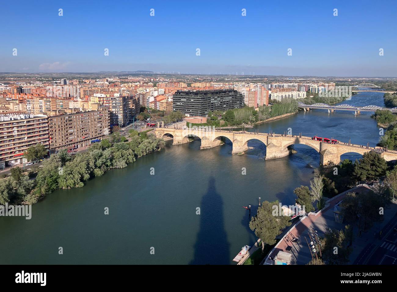 Vista della città e del fiume Ebro dalla cima di una torre presso la Cattedrale-Basilica di nostra Signora del pilastro a Saragozza, Spagna Foto Stock