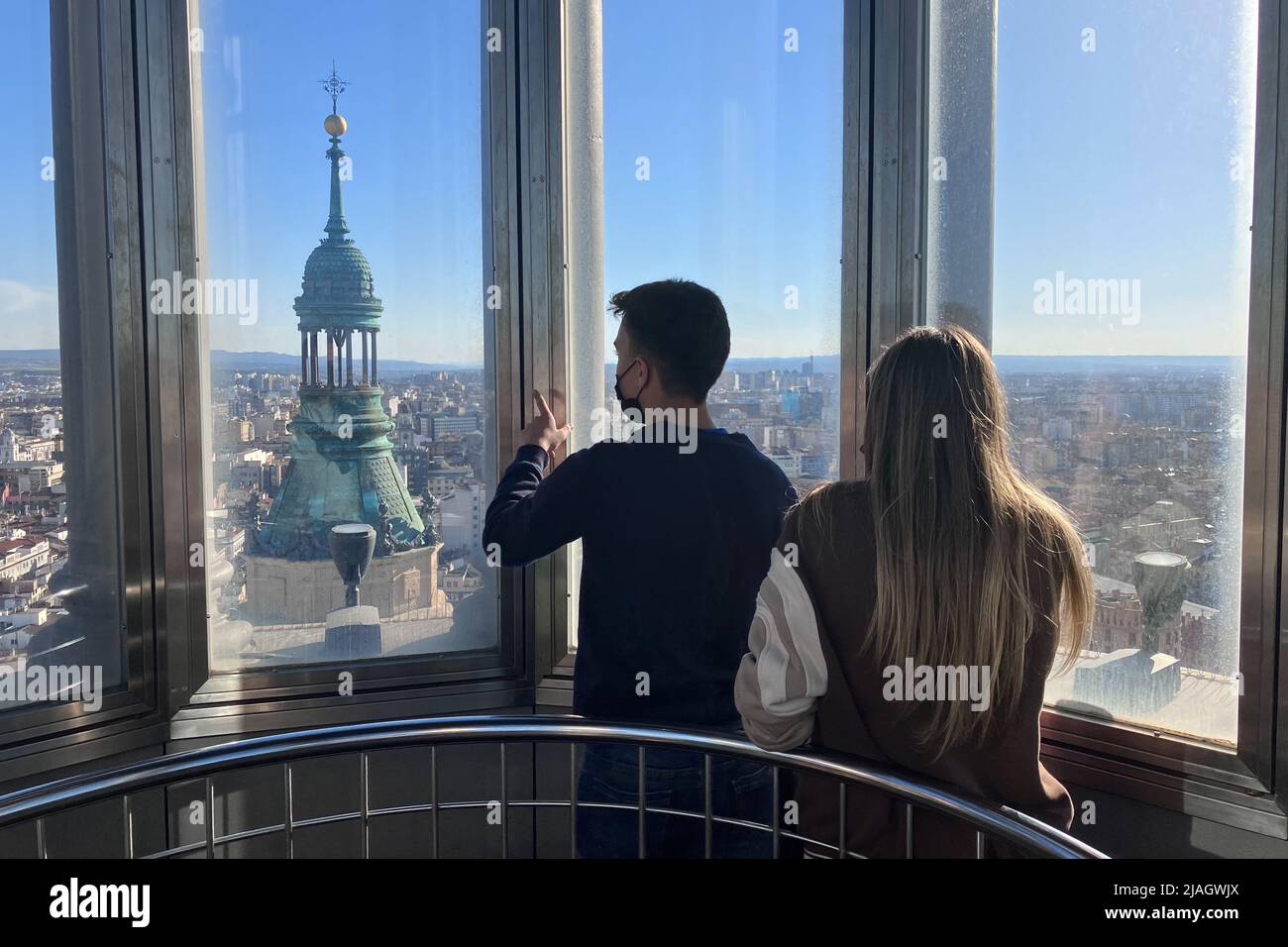 Vista della città dalla cima di una torre presso la Cattedrale-Basilica di nostra Signora del pilastro a Saragozza, Spagna Foto Stock