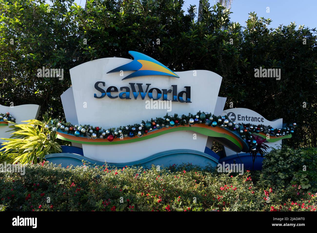 Orlando, FL, USA - 6 gennaio 2022: Un cartello SeaWorld all'ingresso di Orlando, FL, USA. Foto Stock