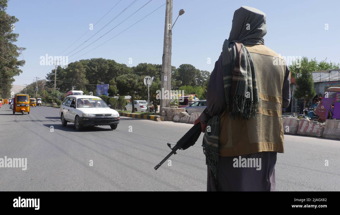 Herat. 30th maggio 2022. Foto scattata il 30 maggio 2022 mostra un checkpoint nella provincia di Herat, in Afghanistan. La polizia ha scoperto 9 kg di eroina nella provincia occidentale di Herat in Afghanistan e ha portato due presunti trafficanti di droga in custodia, l'agenzia di notizie Bakhtar, gestita dallo stato, ha riferito Domenica. Credit: Mashal/Xinhua/Alamy Live News Foto Stock