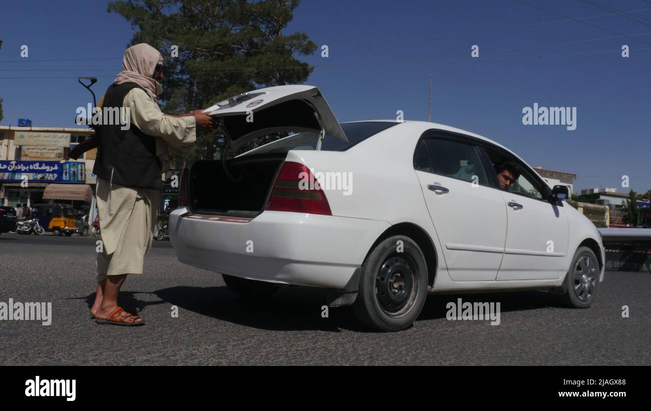 Herat. 30th maggio 2022. Un membro della forza di sicurezza afghana cerca un veicolo in un checkpoint nella provincia di Herat, in Afghanistan, il 30 maggio 2022. La polizia ha scoperto 9 kg di eroina nella provincia occidentale di Herat in Afghanistan e ha portato due presunti trafficanti di droga in custodia, l'agenzia di notizie Bakhtar, gestita dallo stato, ha riferito Domenica. Credit: Mashal/Xinhua/Alamy Live News Foto Stock
