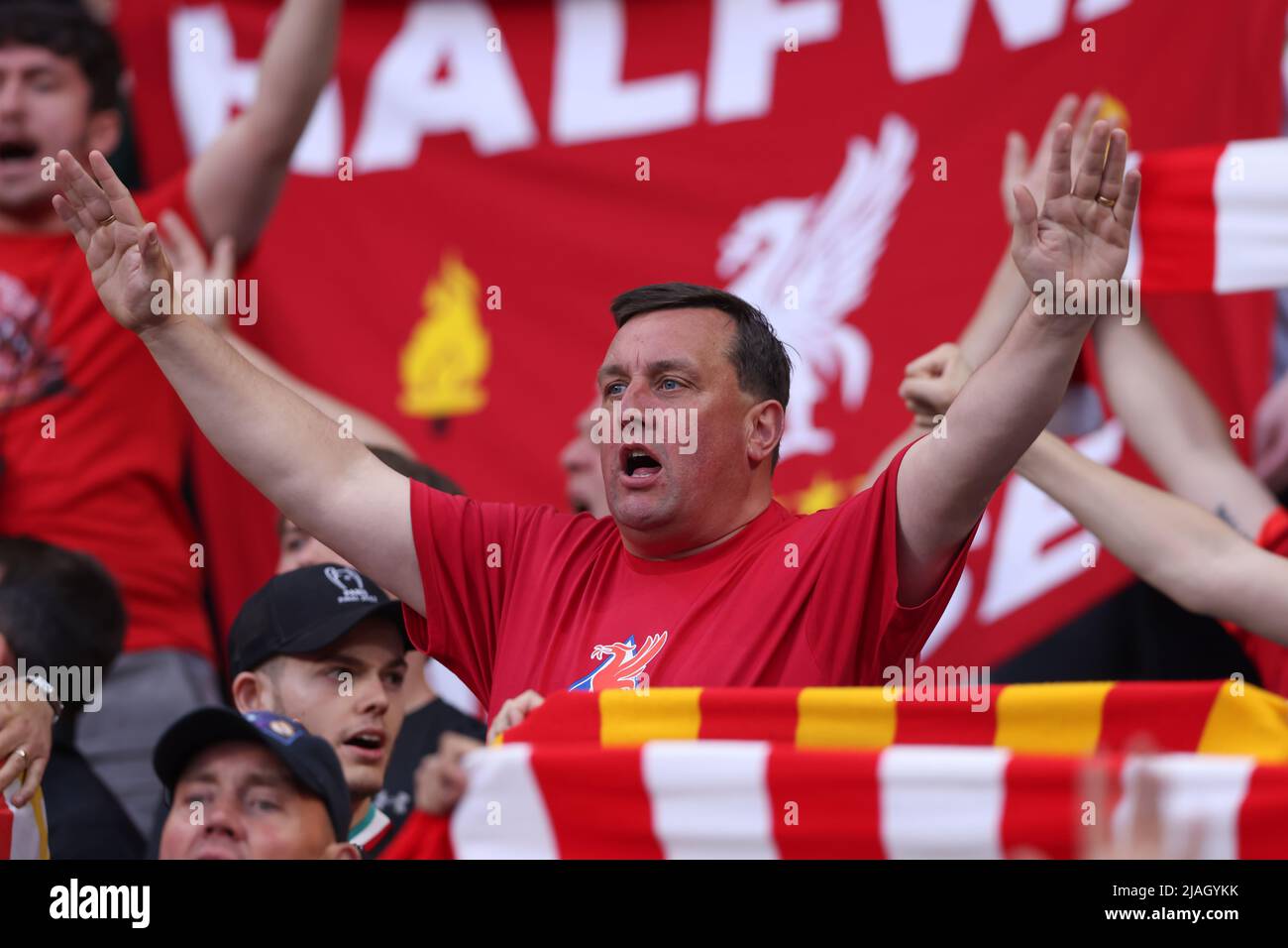 Parigi, Francia, 28th maggio 2022. I fan di Liverpool cantano come non camminerai mai da soli prima della partita della UEFA Champions League allo Stade de France di Parigi. Il credito d'immagine dovrebbe essere: Jonathan Moscrop / Sportimage Foto Stock