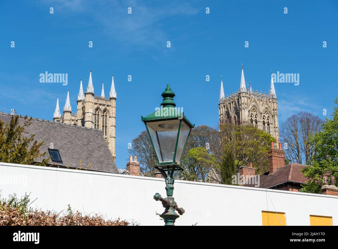 Le torri della Cattedrale e la vecchia luce di strada da St Martins Lane Lincoln città vecchia Foto Stock