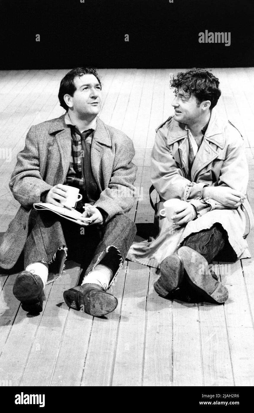 l-r: Ken Stott (Robert MacBryde), David o’Hara (Robert Colquhoun) a COLQUHOUN E MACBRYDE di John Byrne al Royal Court Theatre, Londra SW1 22/09/1992 design: John Byrne Lighting: Gerry Jenkinson regista: Lindsay Posner Foto Stock