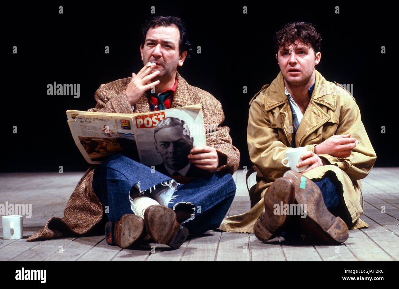 l-r: Ken Stott (Robert MacBryde), David o’Hara (Robert Colquhoun) a COLQUHOUN E MACBRYDE di John Byrne al Royal Court Theatre, Londra SW1 22/09/1992 design: John Byrne Lighting: Gerry Jenkinson regista: Lindsay Posner Foto Stock