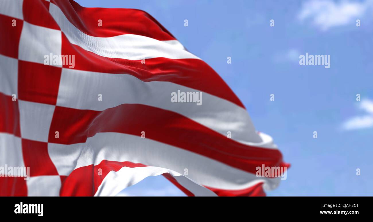 La bandiera civile di Brema sventola al vento in una giornata limpida. Brema è la capitale dello stato tedesco Free Hanseatic City di Brema Foto Stock