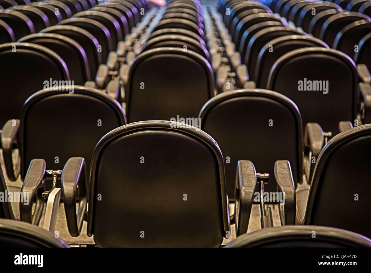 Goiânia, Goias, Brasile – 26 maggio 2022: Dettaglio delle sedie vuote in un teatro. Foto Stock