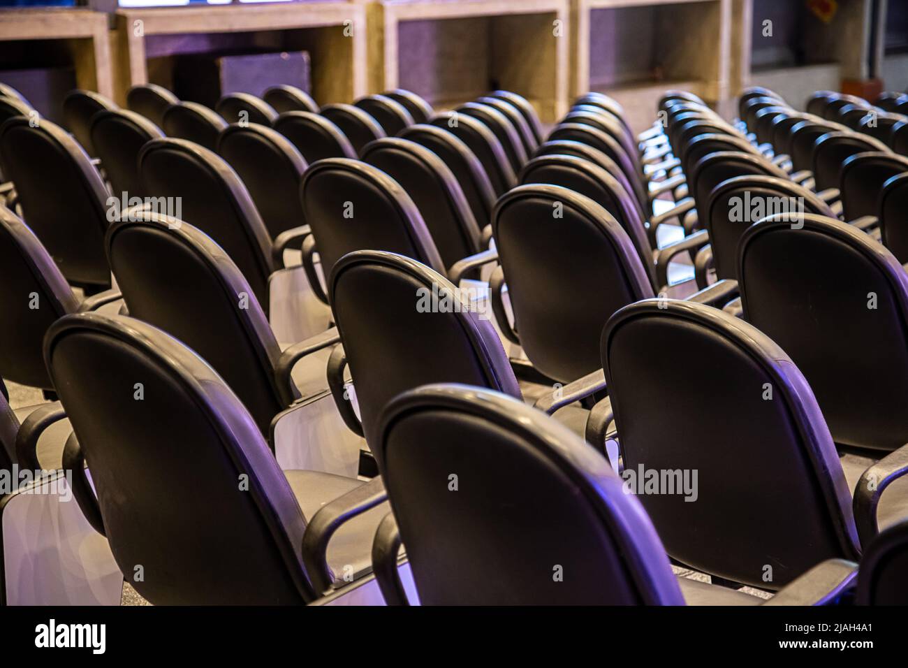 Goiânia, Goias, Brasile – 26 maggio 2022: Dettaglio delle sedie vuote in un teatro. Foto Stock