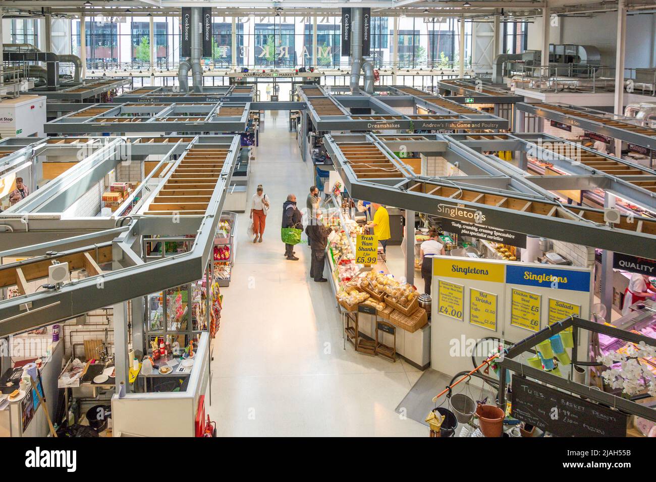Bancarelle di cibo al coperto a Warrington Market, Time Square, Warrington, Cheshire, Inghilterra, Regno Unito Foto Stock