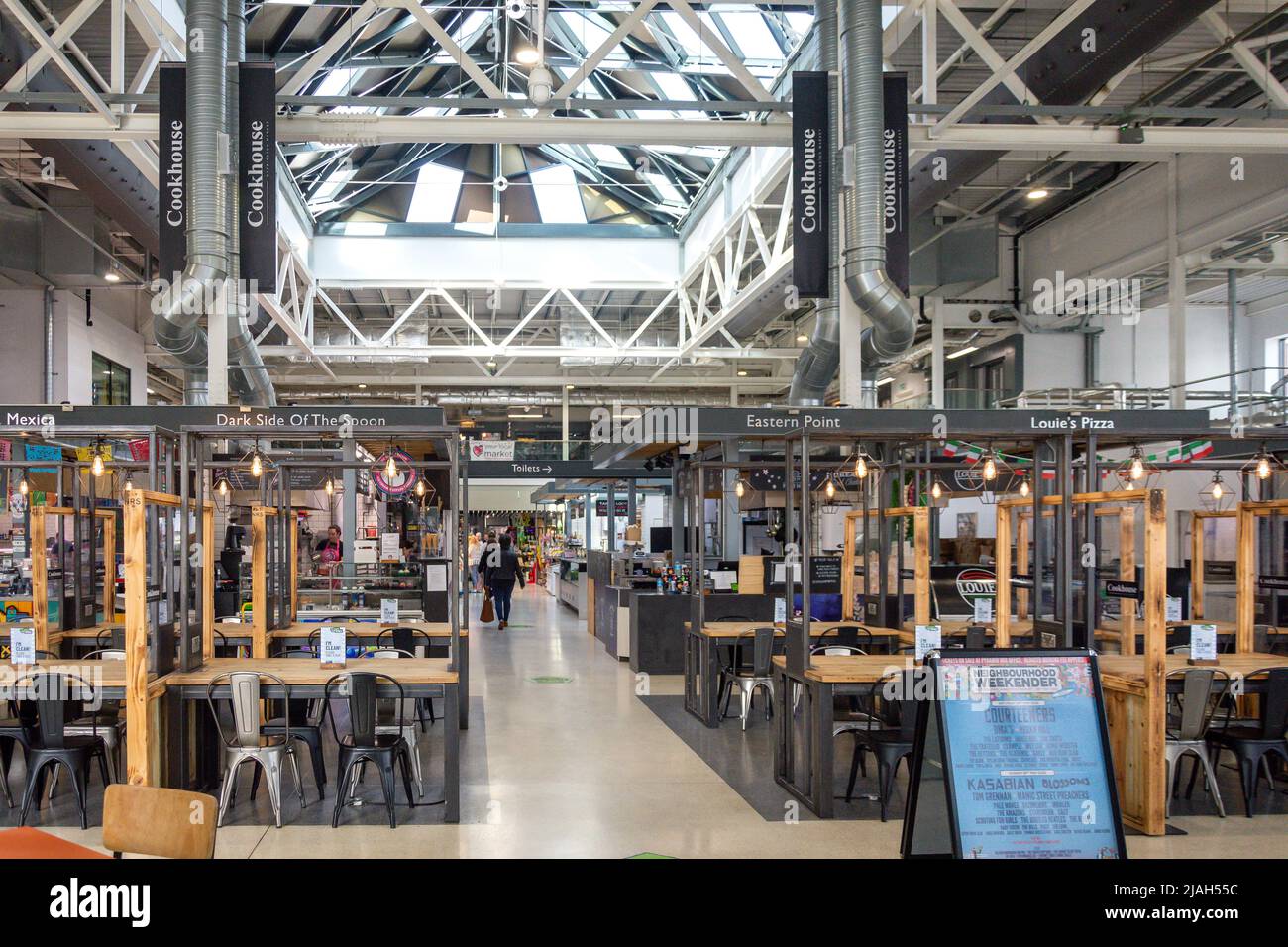 Bancarelle di cibo al coperto a Warrington Market, Time Square, Warrington, Cheshire, Inghilterra, Regno Unito Foto Stock