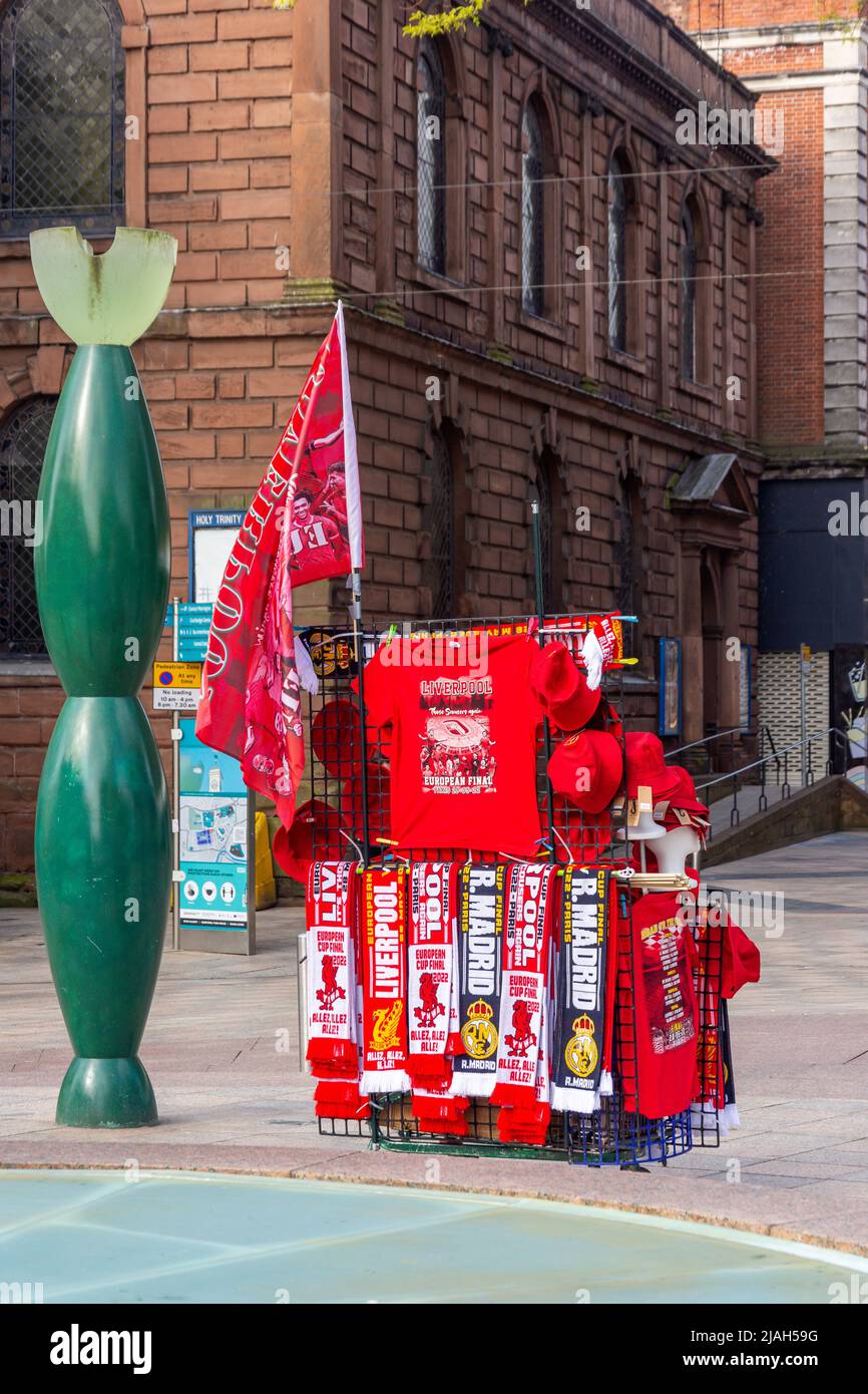 Chiosco souvenir di calcio di Liverpool presso la Fontana di Warrington, Market Gate, Warrington, Cheshire, Inghilterra, Regno Unito Foto Stock