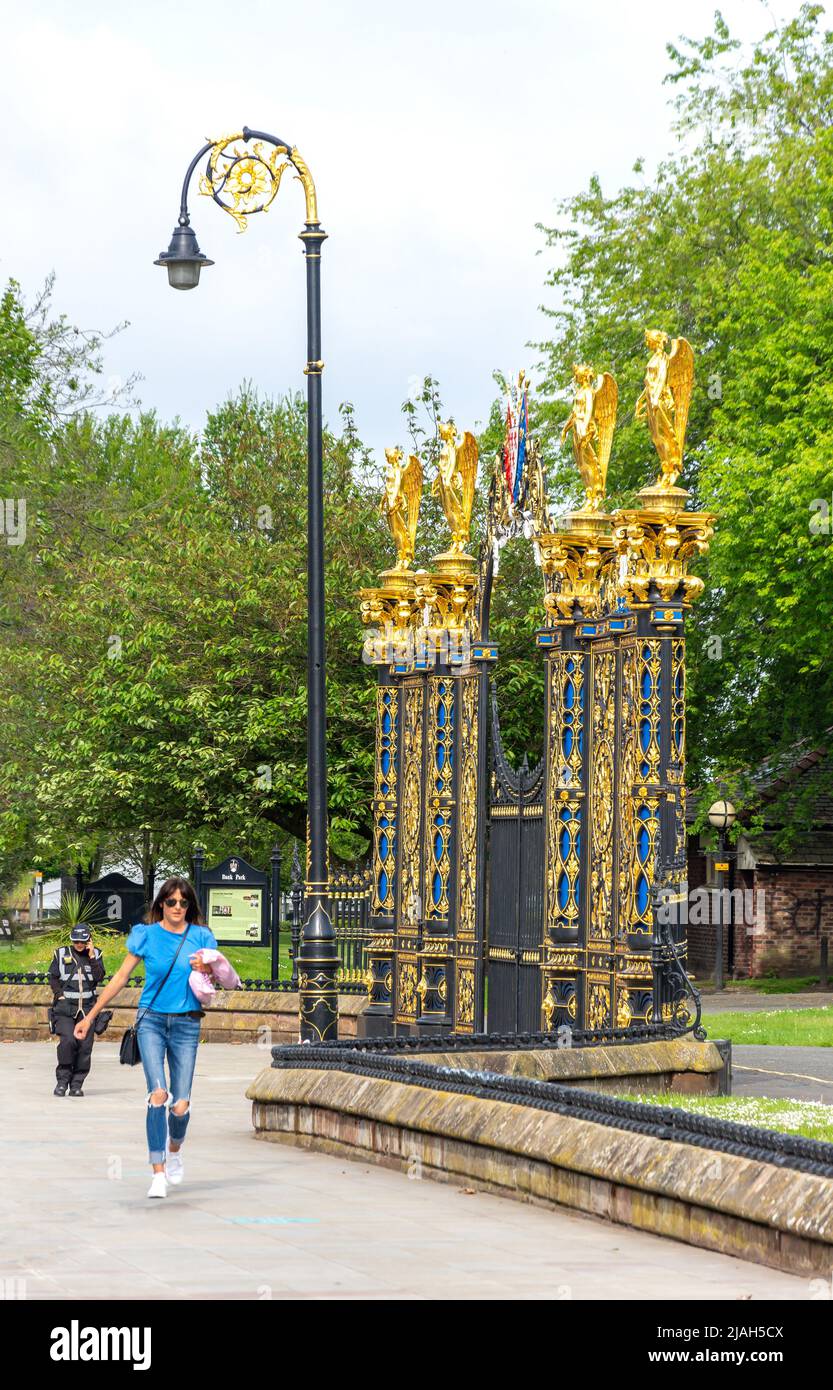 Le porte d'oro all'ingresso del Municipio di Warrington, Sankey Street, Warrington, Cheshire, Inghilterra, Regno Unito Foto Stock