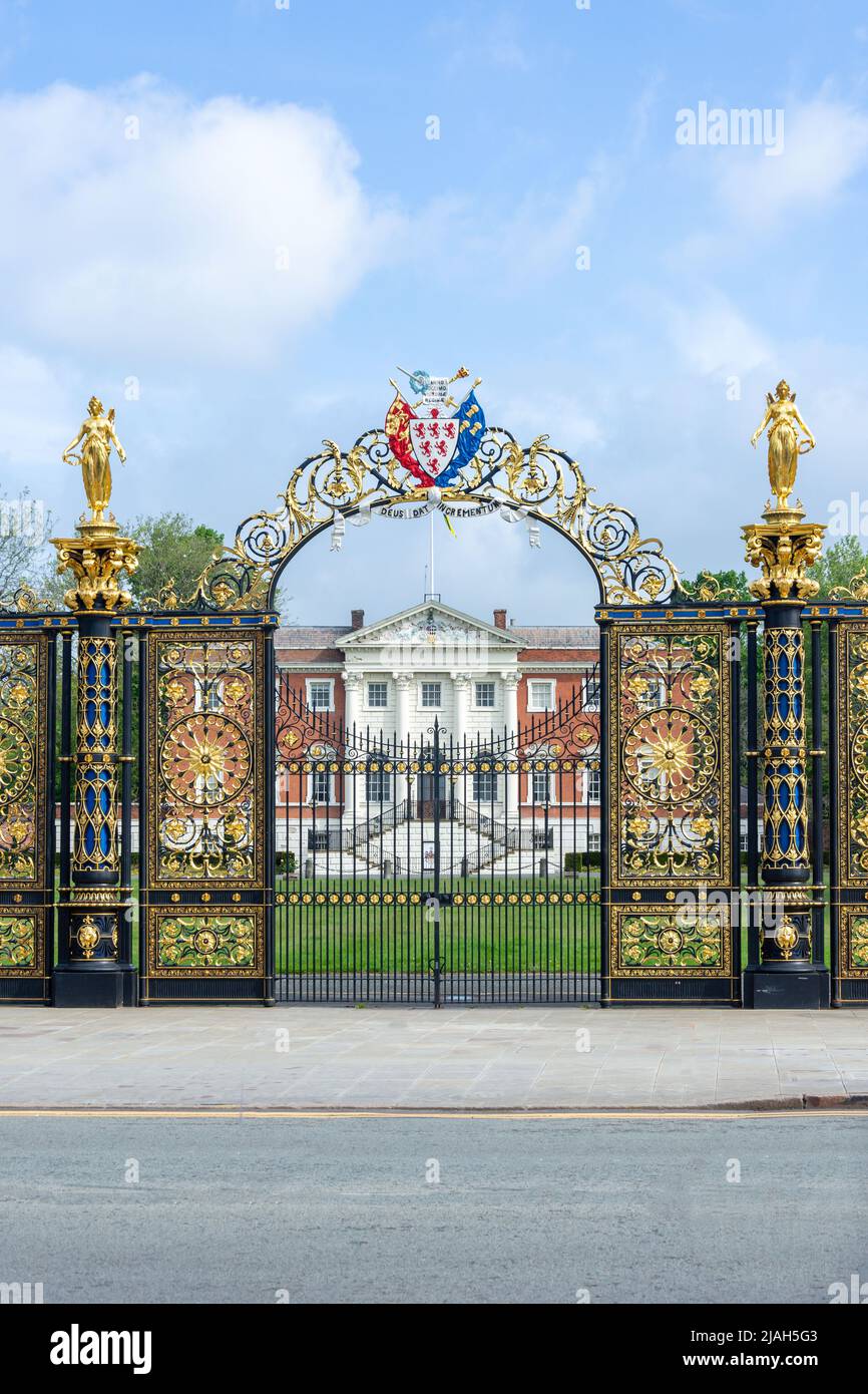 The Golden Gates and Warrington Town Hall, Sankey Street, Warrington, Cheshire, Inghilterra, Regno Unito Foto Stock