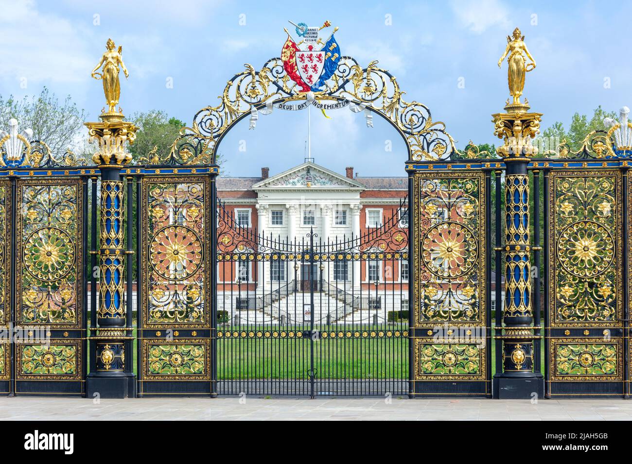 The Golden Gates and Warrington Town Hall, Sankey Street, Warrington, Cheshire, Inghilterra, Regno Unito Foto Stock