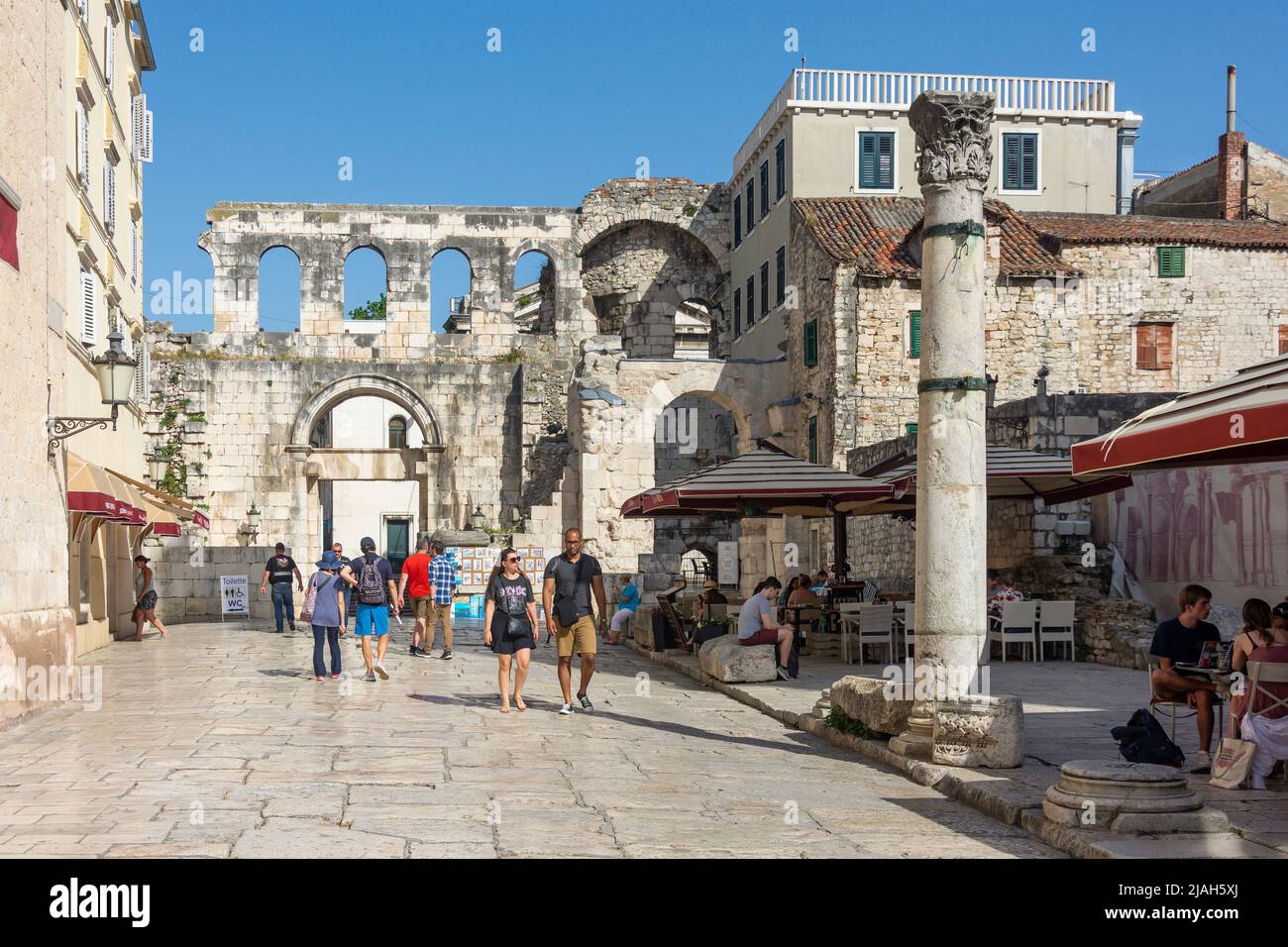 Antica porta e mura, Poljana kraljice Jelene, Città Vecchia, Spalato, Croazia Foto Stock