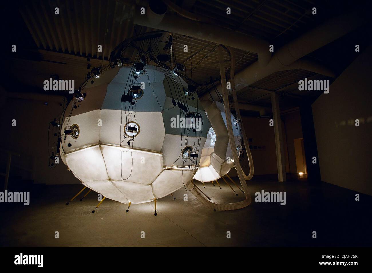 Mostra a Venezia Biennale, opere d'arte illuminate Foto Stock